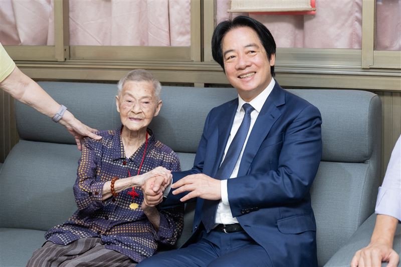 總統賴清德探望百歲人瑞簡林金桂(圖/總統府提供)