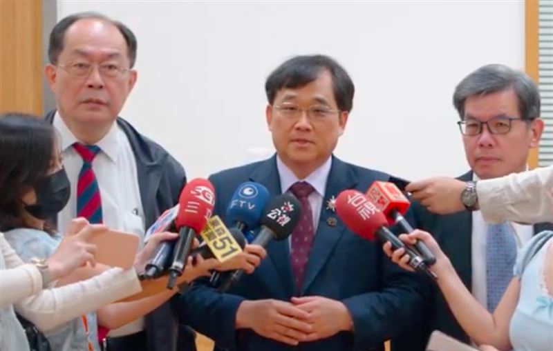 台灣醫院學會理事長李飛鵬、 台灣醫務管理學會理事長洪子仁七大醫團發布共同聲明表示：照顧長者應以精準補助取代全面免費——反對以《老人福利法》修法推動「長者免健保費」，籲請守護全民健保永續。（圖／台灣醫院協會提供）