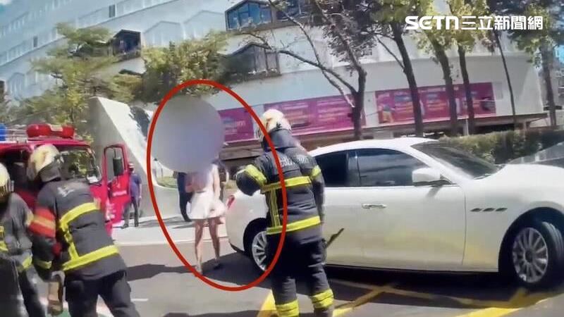 善良女駕駛下車推輪椅　卻遭愛犬反鎖車外