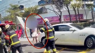 善良女駕駛下車推輪椅　卻遭愛犬反鎖車外