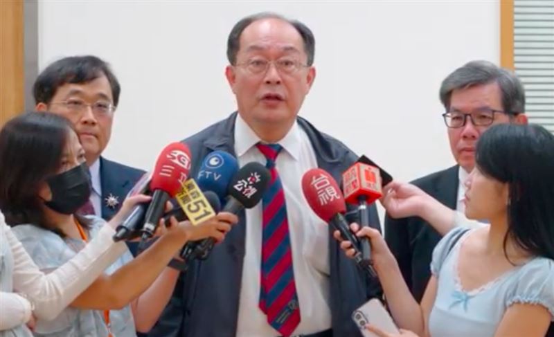 台灣醫院學會理事長李飛鵬(中)、 台灣醫務管理學會理事長洪子仁七大醫團聲明:反對以《老人福利法》修法推動「長者免健保費」,籲朝野立委正視少子化與高齡化衝擊,切莫為了滿足眼前利益。(圖/台灣醫院協會提供)