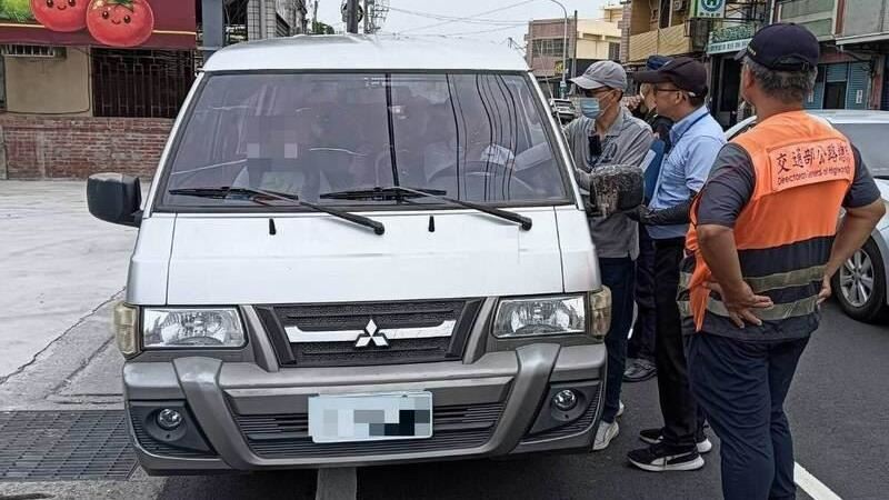 補習班接送車硬塞12學童！駕駛還無照上路