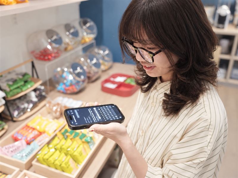 隨著 AI 融入日常生活，年輕世代找商品、比價格、看評價的方式也正在改變。（圖／Dcard提供）