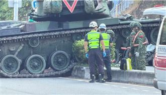 新／陸軍戰車失控！整輛騎上分隔島卡死