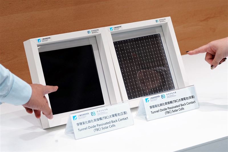 工研院研發之TBC 太陽電池,結合背面電極設計降低光電損耗並提升發電效率,且可相容現有產線設備進行升級,為新一代高效矽晶光電主流技術。(圖/工研院提供)