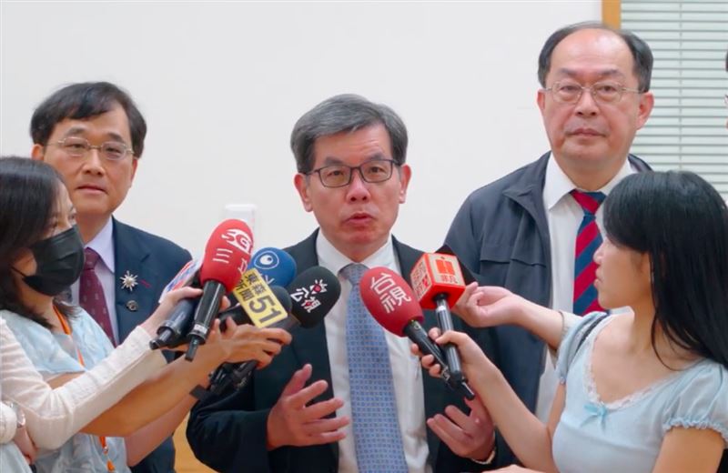 吳明彥(中)呼籲年輕人站出來,打電話給選區立委表達反對意見。(圖/台灣醫院協會提供)