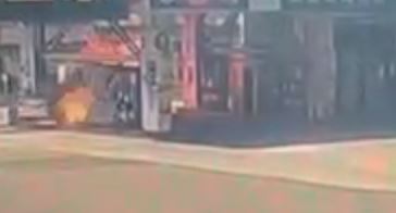 顏男車輛突然往外側車道偏移撞進加油站內。(圖/翻攝畫面)