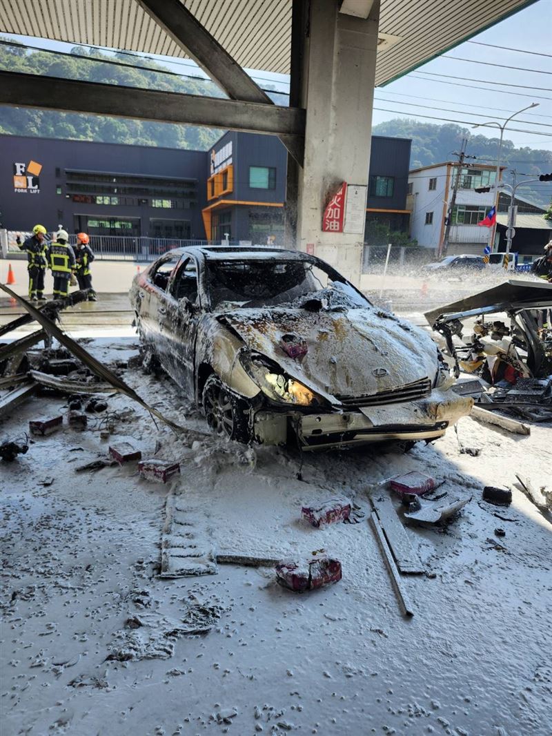 車輛衝進加油站內撞毀4部加油機,瞬間引發熊熊大火。(圖/翻攝畫面)