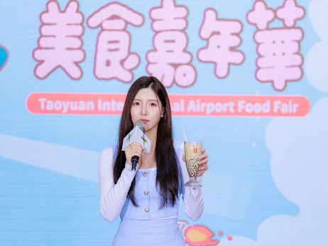 啦啦隊女神南珉貞驚喜現身，分享桃機私藏美食。（圖／桃園機場提供）