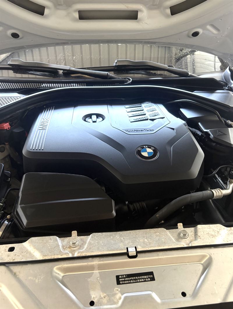 BMW引擎內部清理完畢,所幸老鼠並未咬到電線。(圖/翻攝自Threads @ _97012_)
