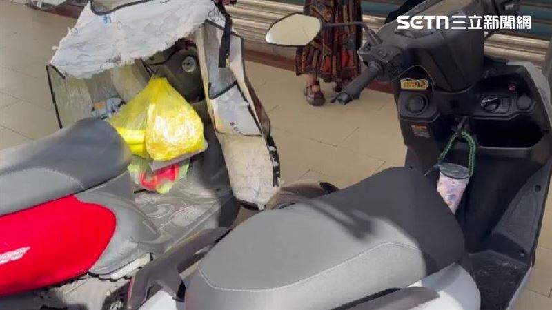 便當掛機車　老翁躲柱後「整袋順走」
