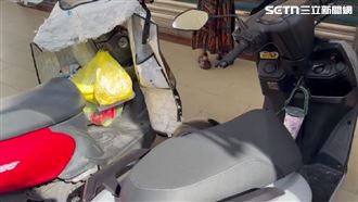 便當掛機車　老翁躲柱後「整袋順走」