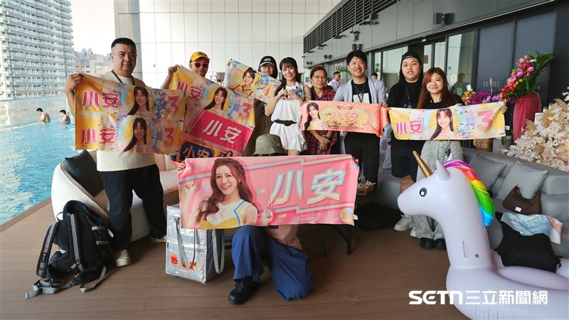 前PS女孩小安轉行擔任餐飲集團表演藝術總監，粉絲到場力挺。（圖／記者劉彥池攝影）