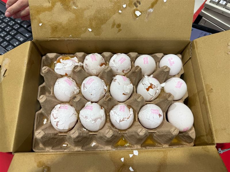 一名網友發文表示,自己到好市多購買雞蛋,返家打開後才發現多顆雞蛋已經破裂。(圖/翻攝自臉書)