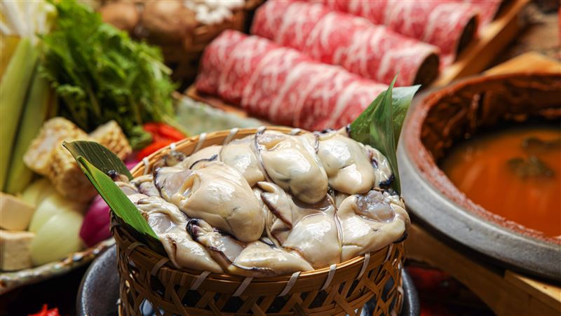 廣島牡蠣土手鍋,主食由16顆肥美的廣島牡蠣搭佐鮮美多汁的美國頂級牛小排。(圖/旅宿業者提供)