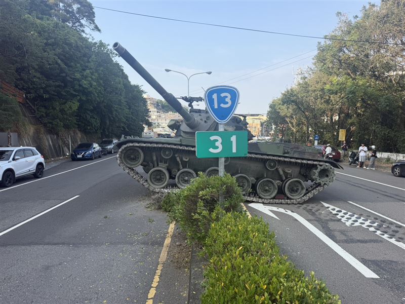 「CM11戰車」懷疑因煞車系統故障失控撞擊分隔島,所幸現場無官兵及民眾受傷。(圖/翻攝畫面)