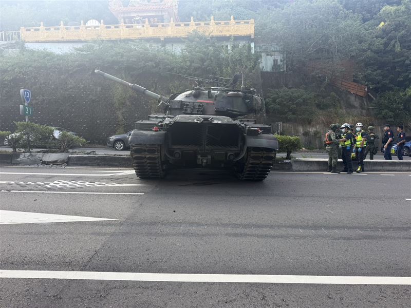 該輛「CM11戰車」疑似因煞車系統故障,導致車輛失控撞擊分隔島。(圖/翻攝畫面)