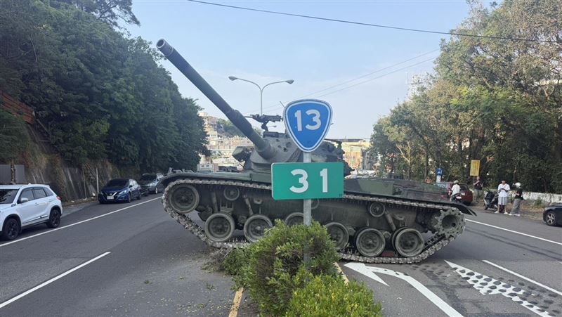 陸軍戰車糗「刁車」路中！八軍團緊急說明