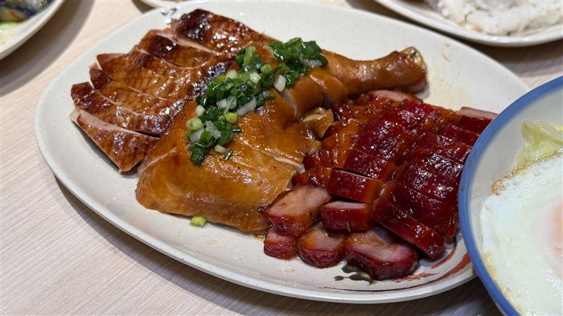 龍記港式燒臘三寶拼盤份量大,適合多人共享。(圖/品牌業者提供)