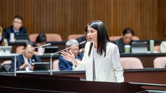 立院通過老人免健保費修法