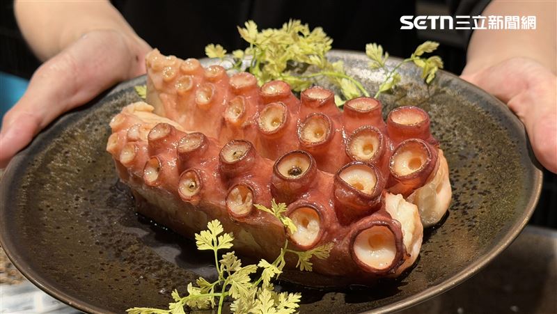 「柔煮章魚」章魚腳炙燒後搭配紫蘇、漬菜,口感鮮嫩彈牙(圖/記者賴俊佑攝影)