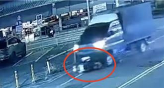 雲林騎士捲貨車底一路輾推　驚悚畫面曝光
