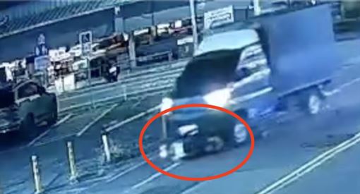雲林騎士捲貨車底一路輾推　驚悚畫面曝光