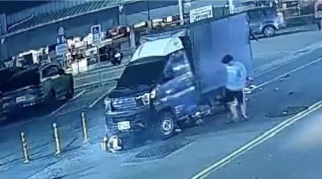 騎士武男連人帶車被捲入小貨車車底,遭貨車一路拖行、輾壓。(圖/翻攝畫面)
