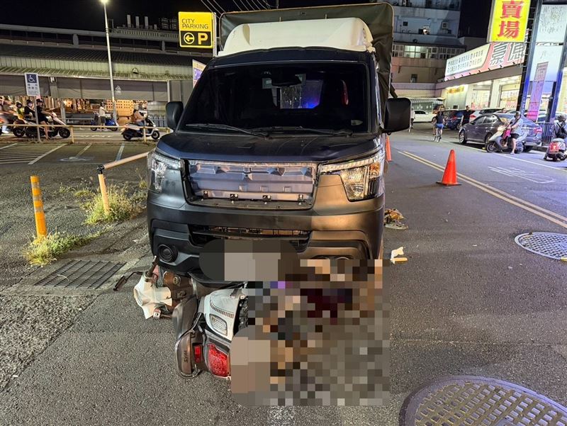 武男被連人帶車被捲入貨車底部拖行輾推,被救出時留有大片血跡。(圖/翻攝畫面)