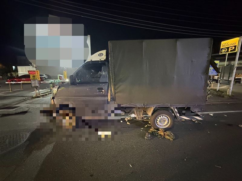 騎士與小貨車行經該路口時發生碰撞。(圖/翻攝畫面)
