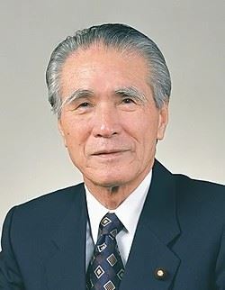 1995年8月,村山富市發表「村山談話」,成為日本歷史上繼細川護熙之後第二位以總理大臣身份向二戰亞洲受害國口頭道歉的政治人物,表示要持續深刻反省戰爭暴行等,被部分日本人批評為「屈辱外交」。(圖/翻攝維基百科)
