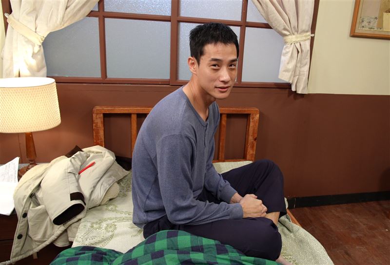 盧彥澤自嘲黑眼圈的妝像極了照顧小孩一晚的父親。(圖/台視提供)