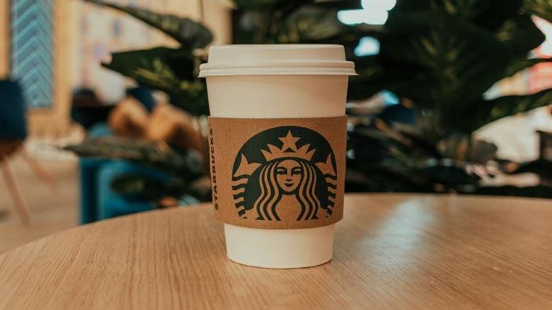 星巴克熱飲也縮水？她買伯爵茶那堤沒奶味