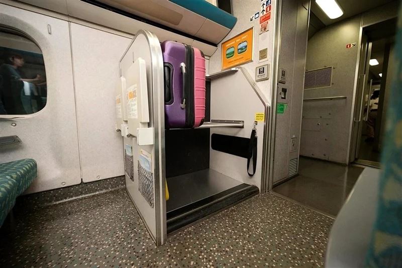 高鐵首組裝設「雙層行李架」的700T列車已正式上路。(高鐵提供)