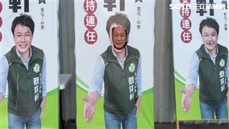 獨／選舉看板遭惡搞　將錯就錯反掀打卡潮