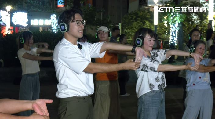 沈伯洋學跳舞並與現場民眾互動。(圖/翻攝畫面)