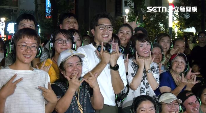 沈伯洋學跳舞並與現場民眾互動。(圖/翻攝畫面)