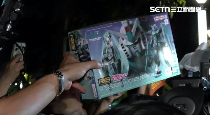 有民眾拿出初音未來的模型給沈伯洋。(圖/翻攝畫面)