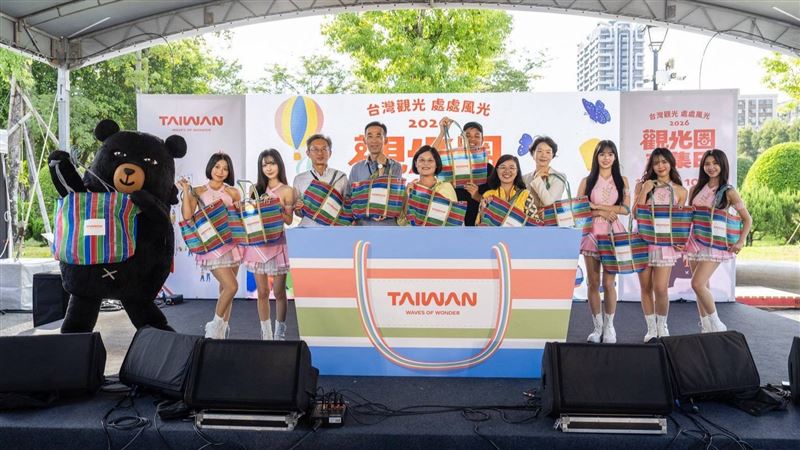 茄芷袋變時尚、喔熊胖卡也來了!觀光圈市集日4天登場,外籍旅客憑護照換好禮。(圖/翻攝畫面)