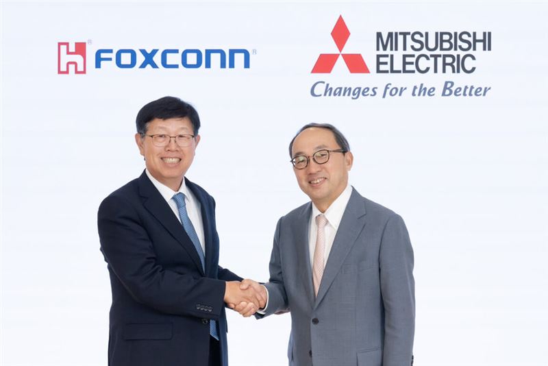 鴻海董事長劉揚偉（左）與三菱電機社長漆間啓（右）雙方宣布合作。（圖／鴻海）