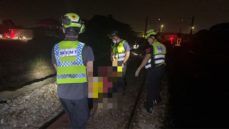 男子闖入軌道遭第2223次區間車撞擊。(圖/翻攝畫面)