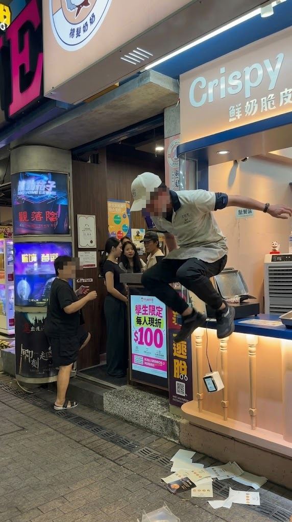 一名黑衣女性顧客疑因未依規定排隊,店員勸導遭言語辱罵、猛砸櫃檯,竟直接從小小的出餐窗口「飛身鑽出」追打該名顧客。(圖/翻攝自記者爆料網)