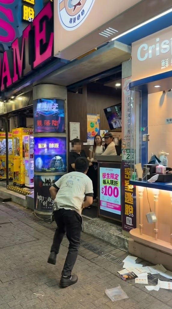店員被徹底惹火後,整個人直接跨上櫃檯桌面、從小小的出餐窗口「飛身鑽出」追打婦人。(圖/翻攝自記者爆料網)