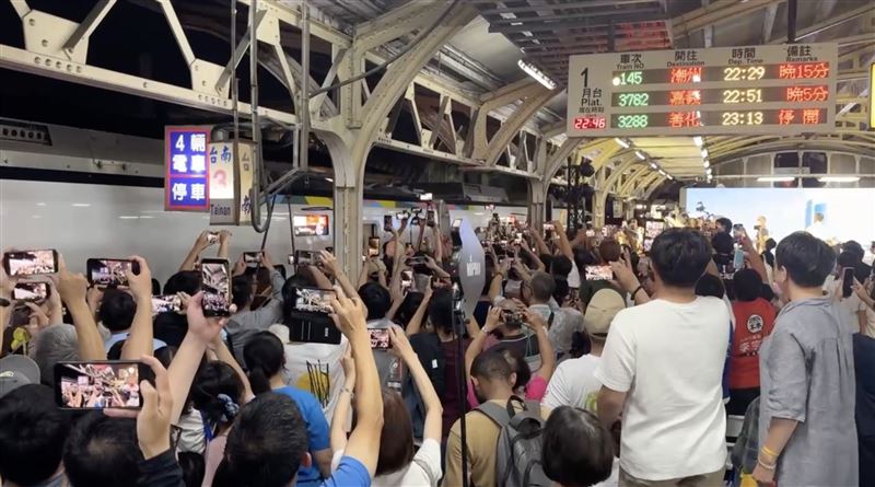 圖集/台南車站最後一夜!市民擠爆月台淚送 「最後列車」鳴笛駛離(圖/記者黃啟超攝影)