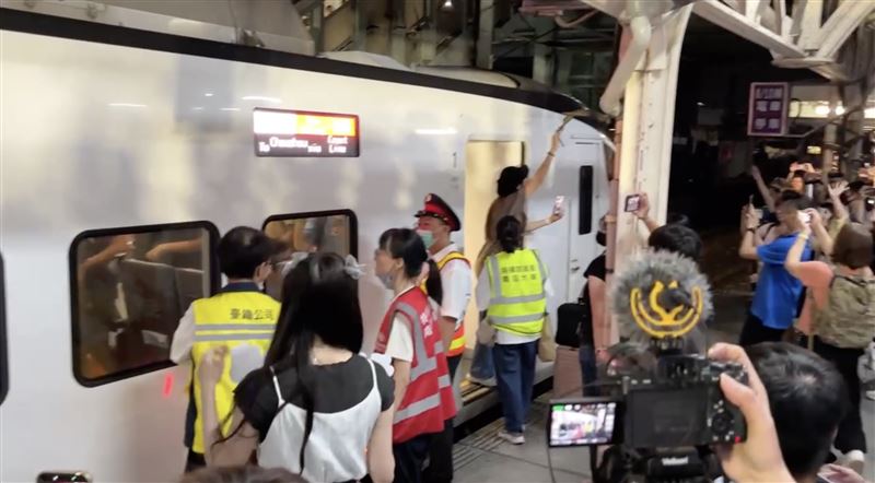 台南市民擠爆舊站！淚送「最後列車」駛離