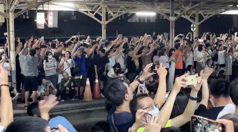 最後一班145次自強號在全場民眾的手機海中鳴笛駛離。(圖/記者黃啟超攝影)