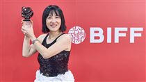 李芸嬋釜山奪大獎！舒淇手中接獎告白這事