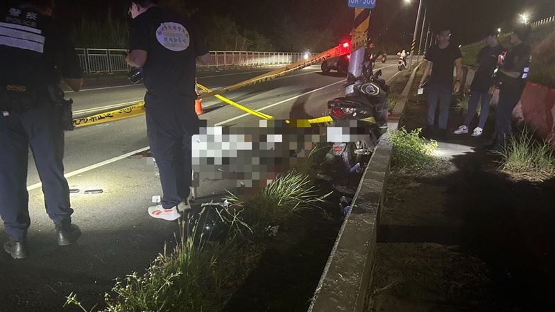 一對男女雙載,行經環漢路四段旁堤外便道新莊往樹林方向時,不明原因自撞路燈。(圖/翻攝畫面)