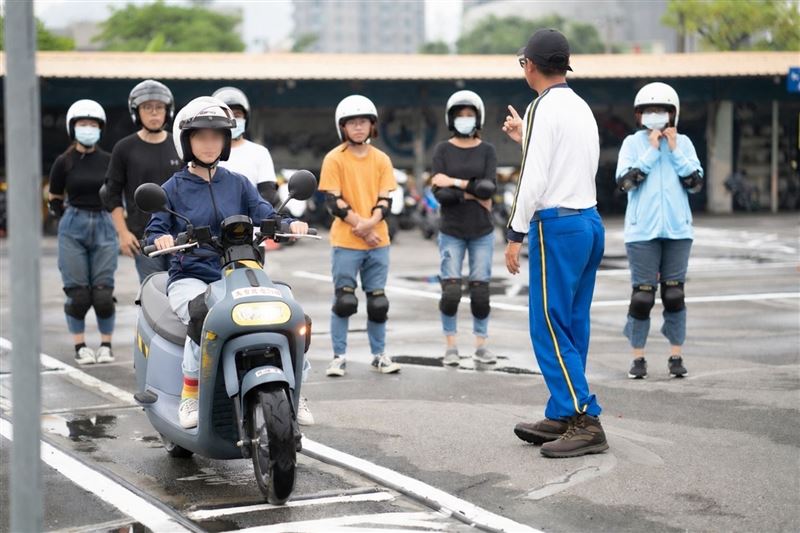 台灣順豐連續五年投入交通公益,今年贊助超過百位民眾參與機車駕訓,強化安全騎乘及防禦駕駛觀念