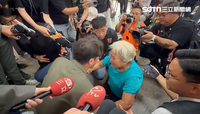 阿嬤下跪陳情求幫社子島！沈伯洋溫暖傾聽